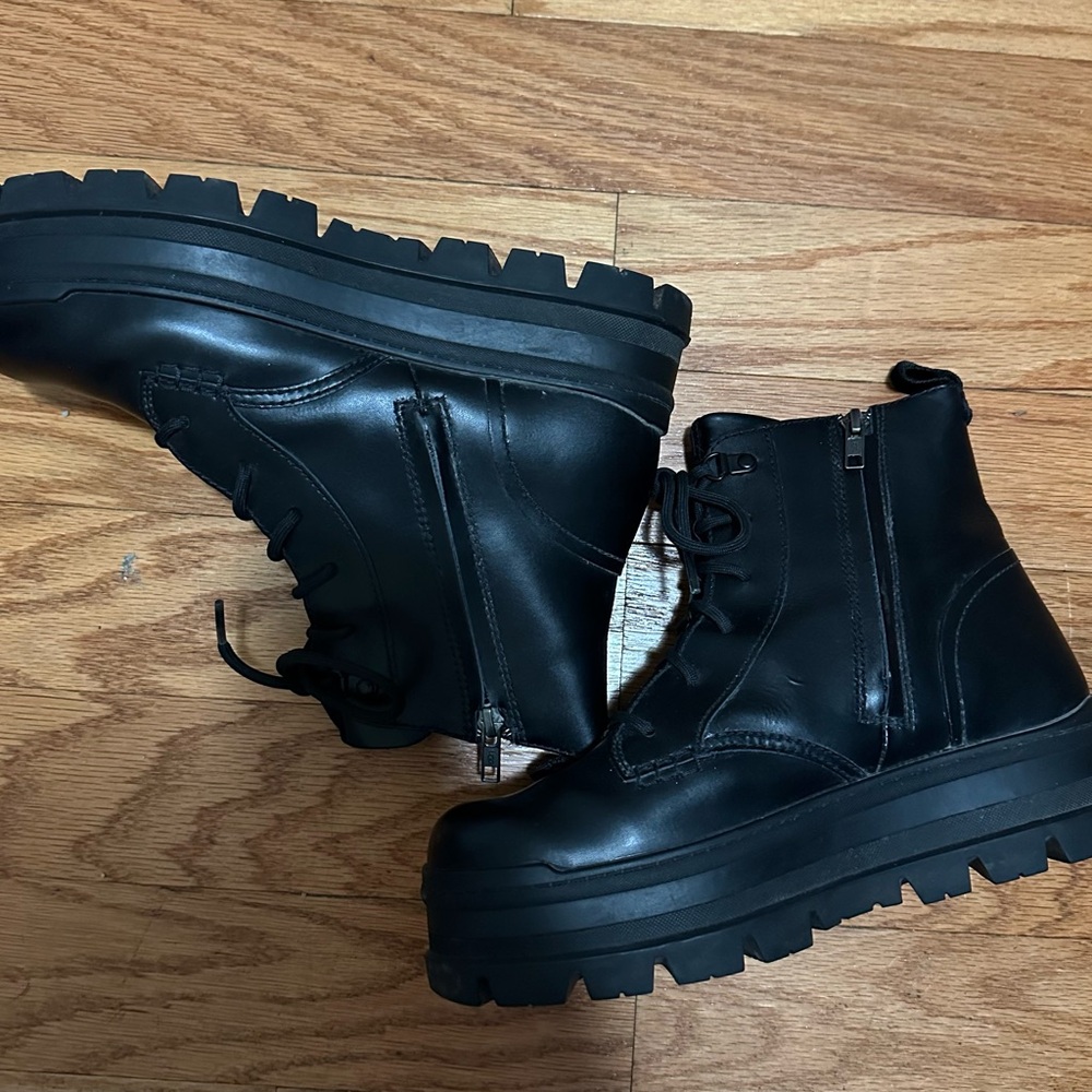 UGG Brand Women's Black Sidnee Waterproof Leather Boots Size 8. Used like new.